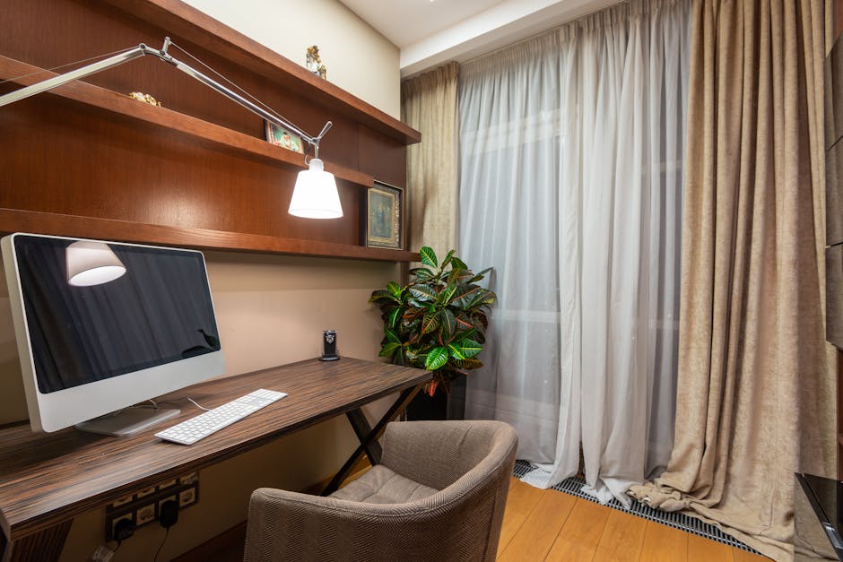Estantes para livros organizadas e decorativas em ambiente moderno.