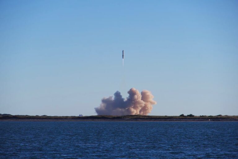 Explosão nave Blue Origin durante teste na plataforma de lançamento.