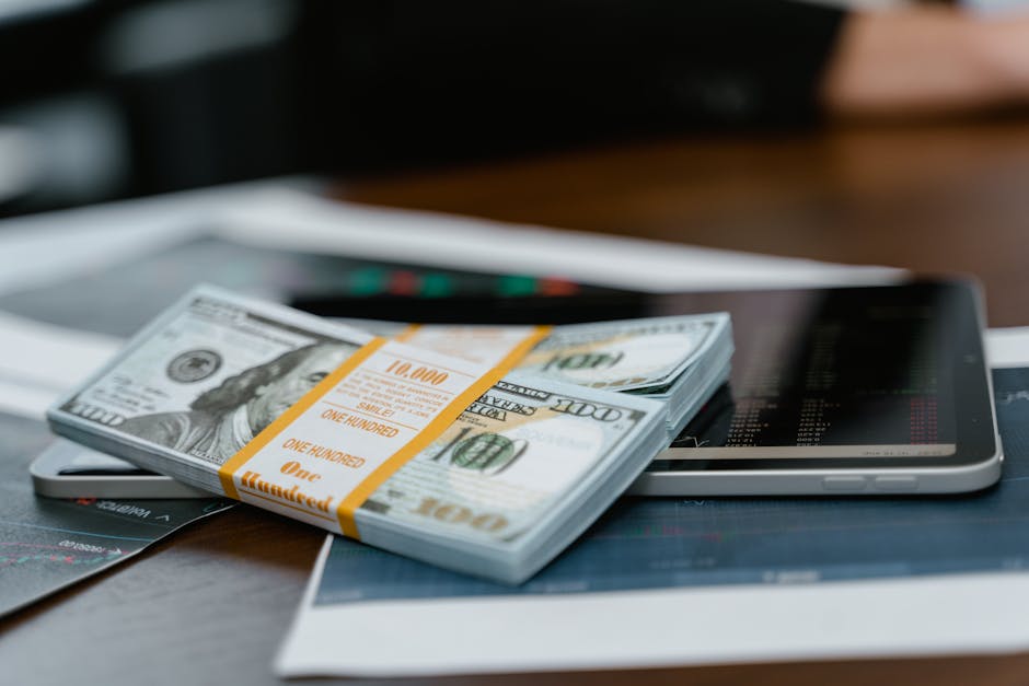 Dólar recua com petróleo e revisão da inflação no Focus