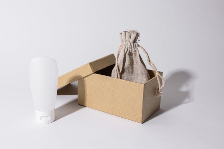 Cooler reciclável de papelão mantém bebidas geladas por até seis horas.