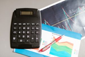 Cortes de tarifas entre EUA e China podem impactar sua economia e investimentos.