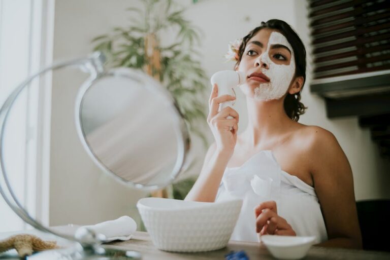 Escovação facial com benefícios e cuidados necessários