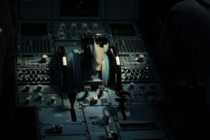 Luciene Bezerra da Silva, mecânica aeronáutica, mostrando seu trabalho em manutenção de aviões.
