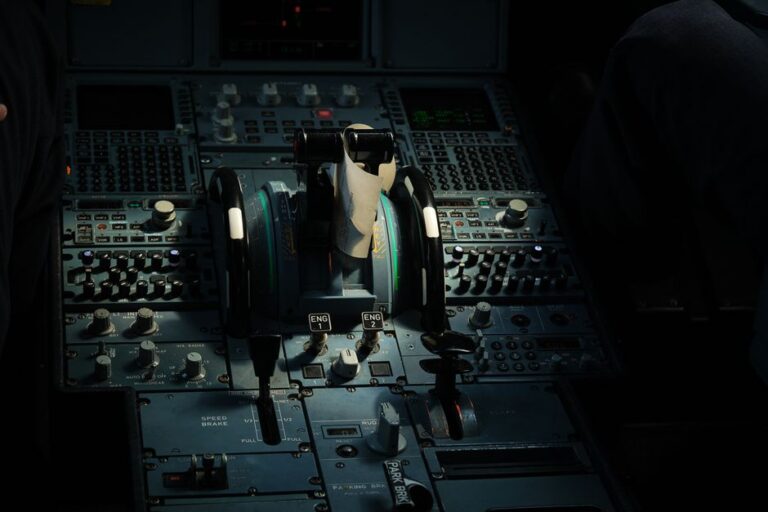 Luciene Bezerra da Silva, mecânica aeronáutica, mostrando seu trabalho em manutenção de aviões.