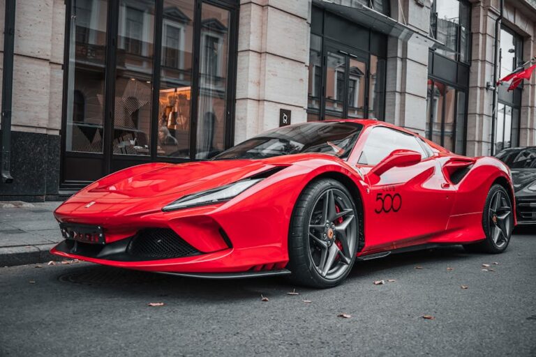 carro elétrico Ferrari Luce em destaque
