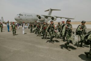 Recrutamento militar no Canadá cresce em meio a conflitos globais.