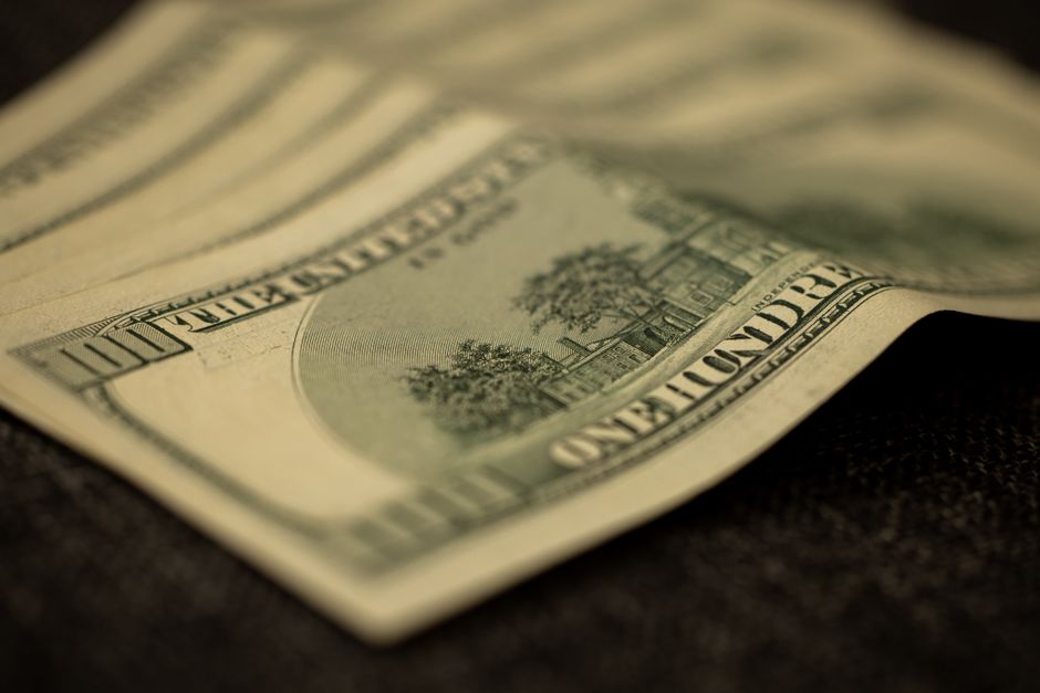 Dólar opera em alta com influência do petróleo e decisões de juros
