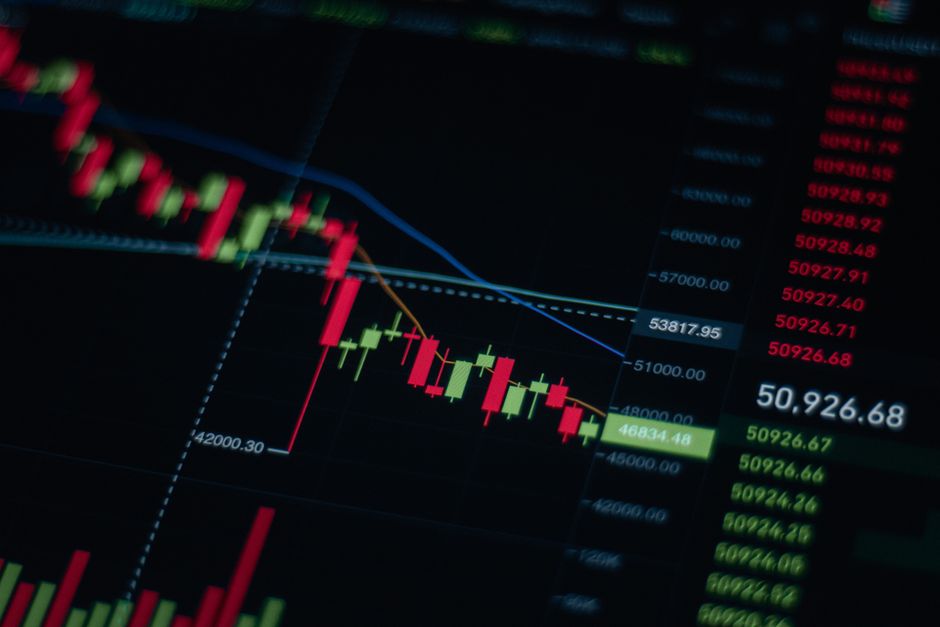 Dólar em queda e Ibovespa oscila com tensões internacionais e situação fiscal