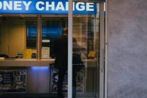 Dólar opera em alta após tensões no Oriente Médio