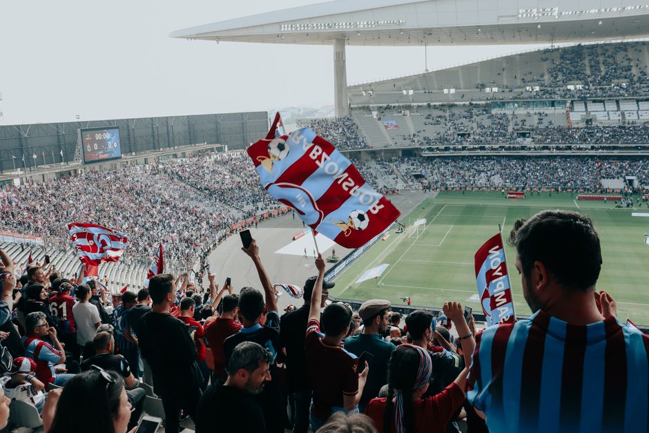 Alphonso Davies passeando em Vancouver sem ser reconhecido por fãs