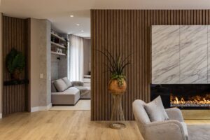 Reforma apartamento carioca com linhas orgânicas e minimalismo quente
