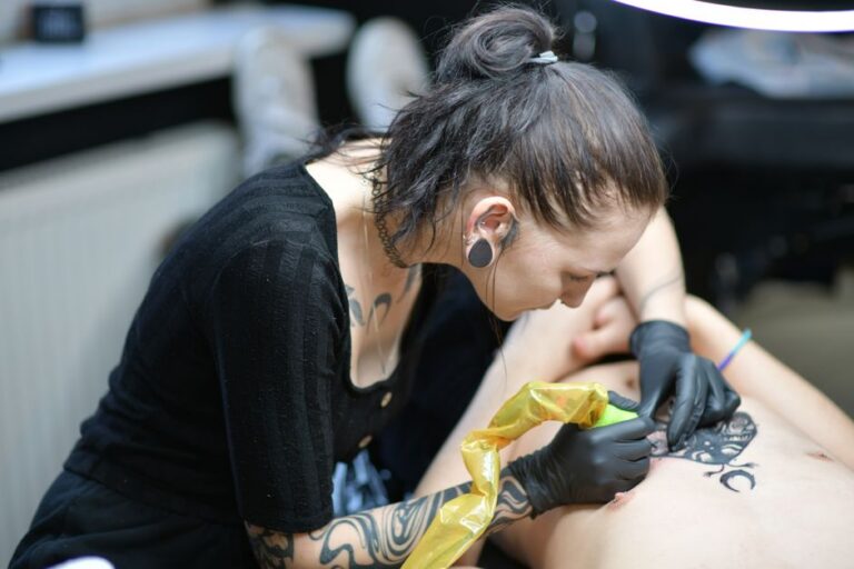 Simony exibindo suas tatuagens em banho de espuma.
