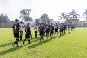 Treino da seleção brasileira com famílias de jogadores presentes.