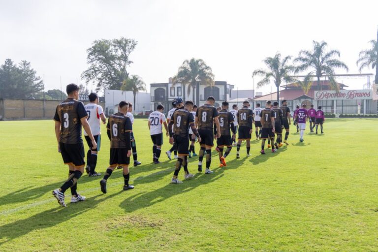 Treino da seleção brasileira com famílias de jogadores presentes.