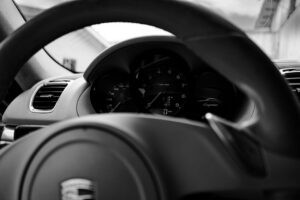 Motorista de Porsche com carteira vencida é detido por manobras perigosas no PI