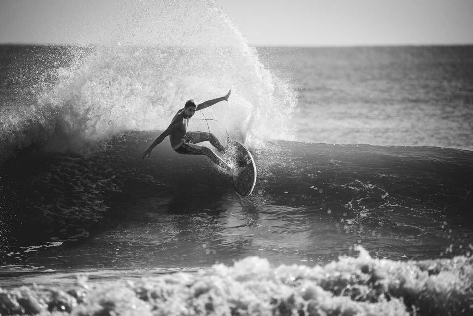 Fioravanti campeão WSL em Punta Roca, primeiro italiano a vencer na elite do surfe mundial.
