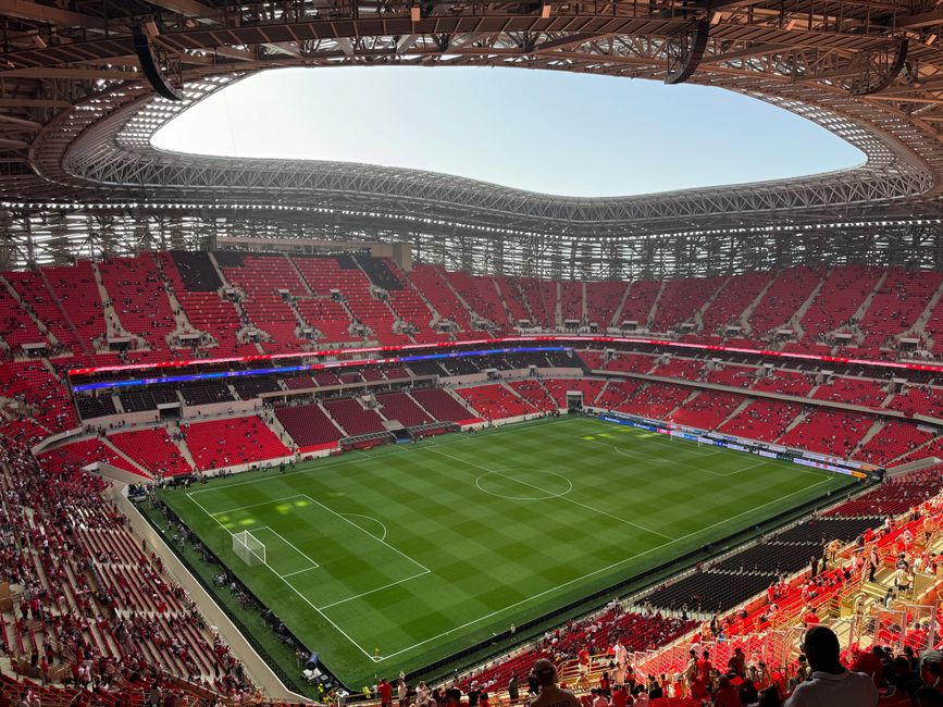 Camarotes vazios na Copa do Mundo com voluntários ocupando os espaços.