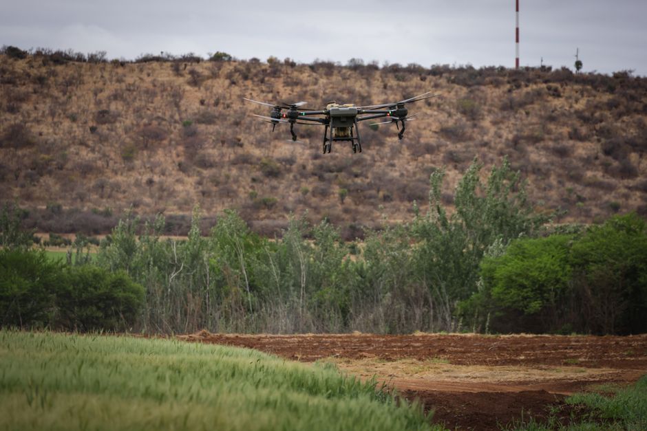 Drones e máquinas melhoram a qualidade de vida dos produtores rurais no Espírito Santo.
