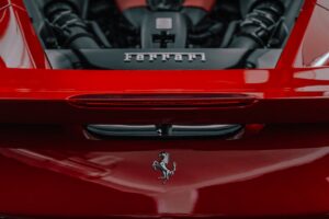 Ferrari SF90 Stradale em destaque