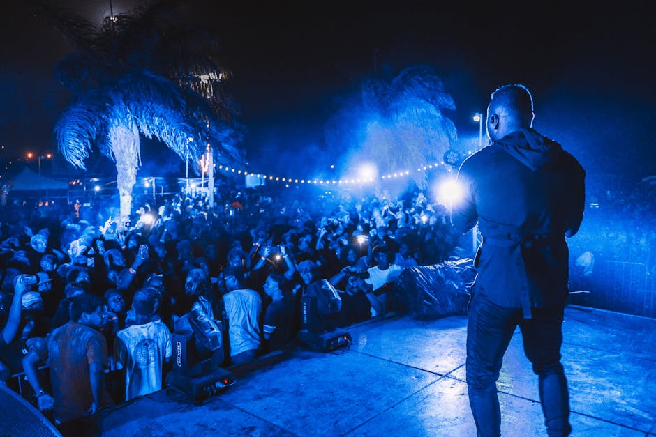 Belo Hino Nacional em show interagindo com o público.