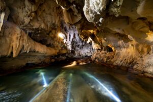 Caverna inundada no Laos com equipes de resgate em busca de desaparecidos