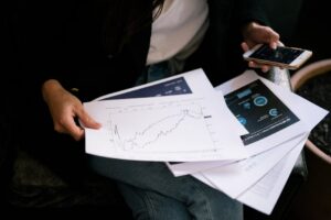 Dólar e Ibovespa em queda devido a tensões geopolíticas