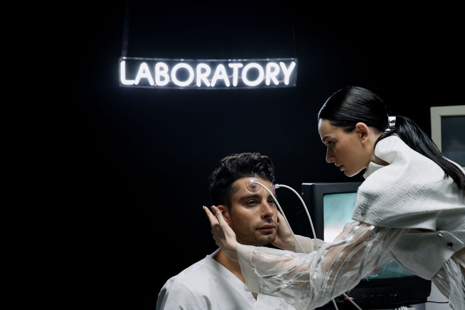 Moda espacial com tecnologia de regulação de temperatura para astronautas.