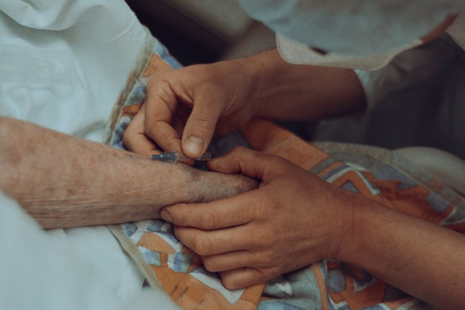 Crianças, idosos e imunossuprimidos no grupo de risco