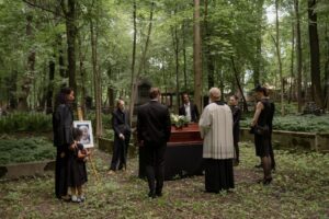 Funeral de Khamenei com presença de filhos e multidão de fiéis