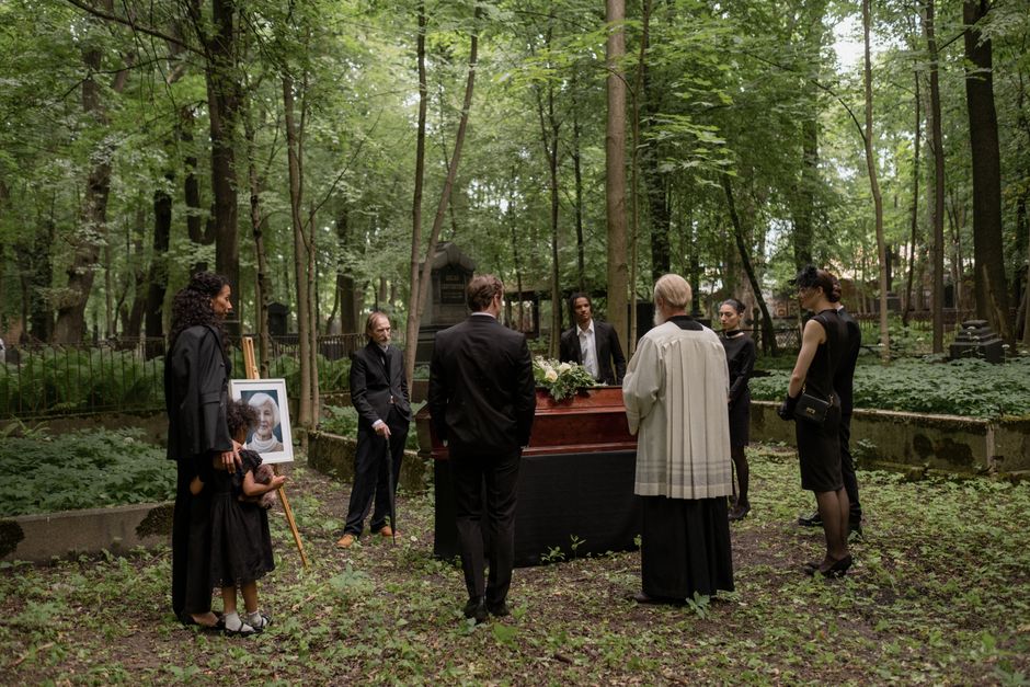 Funeral de Khamenei com presença de filhos e multidão de fiéis