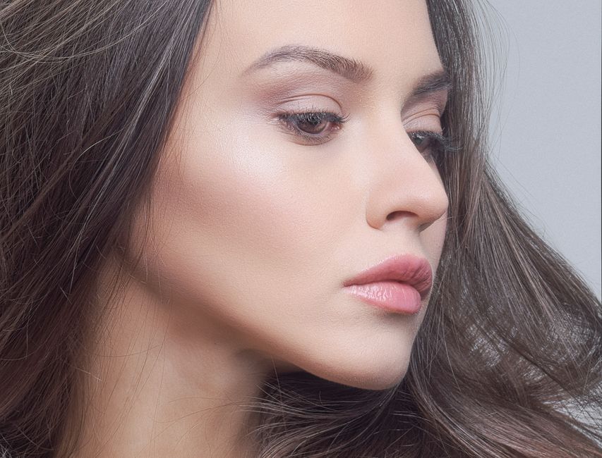 Juliana Paes muda o visual com mechas loiras