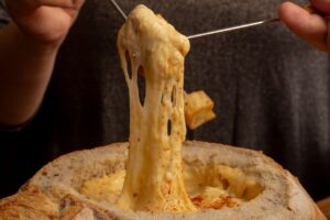 noite de fondue com queijo, carne e chocolate