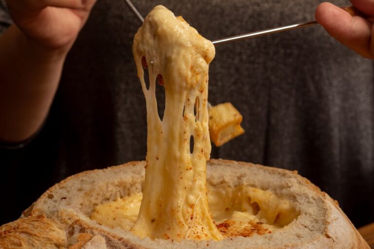 noite de fondue com queijo, carne e chocolate