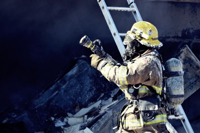 Incêndio em barracão no Morro Papagaio