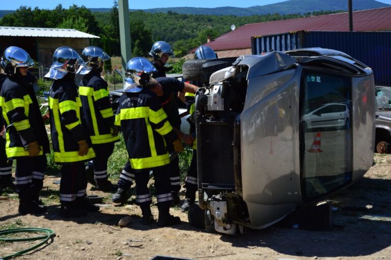 acidente em Vila Velha com casa atingida por carros