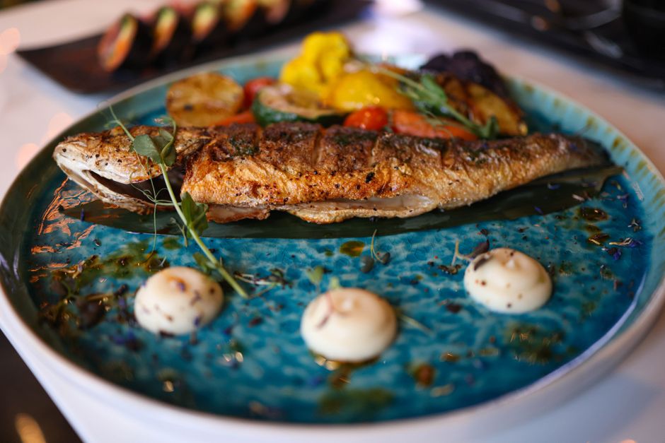 peixe grelhado com salada morna de batata e cogumelos