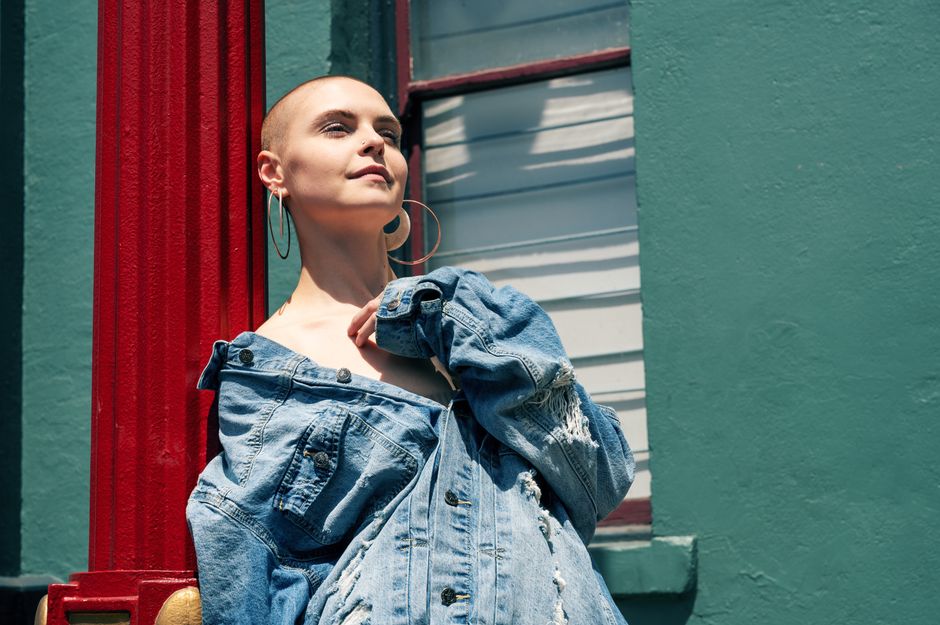 Karina Lucco celebra liberação médica para mudança de visual após alopecia