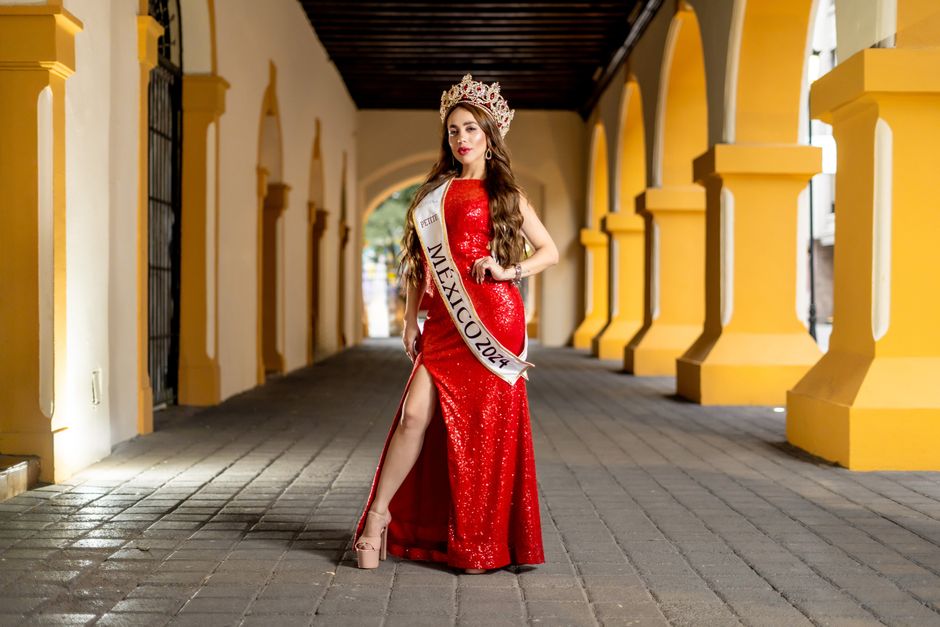 Ex-Miss Brasil Jessyka Laynne em ensaio inspirado nas Paquitas.