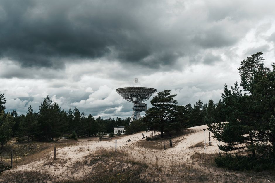 Estrelas que comeram planetas e suas implicações para a formação estelar.