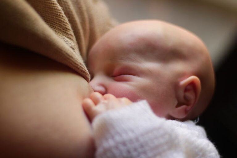 contato pele a pele entre mãe e bebê