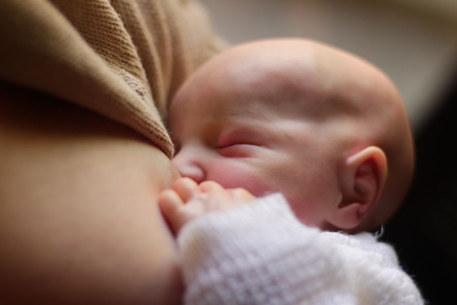 contato pele a pele entre mãe e bebê