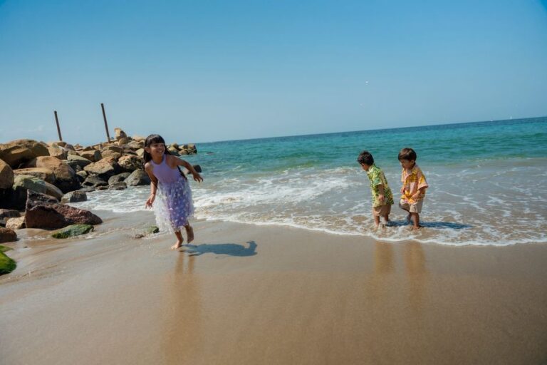 Chay Suede e filhos na praia de Ipanema