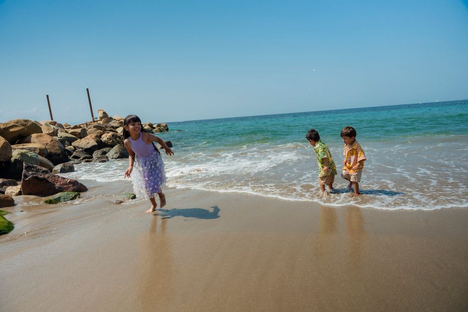 Chay Suede e filhos na praia de Ipanema