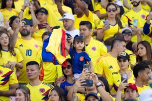 James Rodríguez iguala Ospina em jogos pela Colômbia