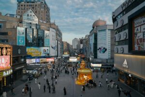 Consumo forte no Brasil em meio a juros altos e endividamento crescente