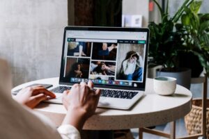 Governo investiga sites pornôs para proteger menores de idade