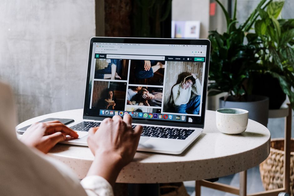 Governo investiga sites pornôs para proteger menores de idade