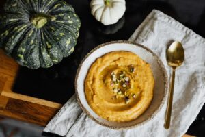 Polenta cremosa com molho de frutos do mar