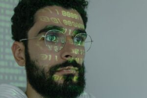 Wikipédia não permitirá edições por IA devido a riscos de informações falsas.