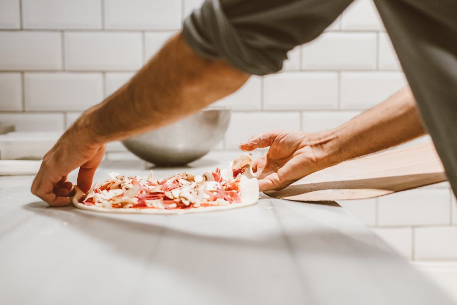 Receitas de pizza caseira com massas e coberturas variadas.